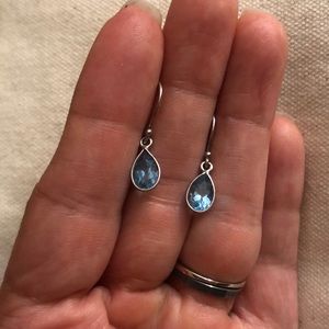 💧NWT! Classic dangly tear drop pear shaped sterling silver w/blue gem earrings